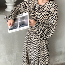 2021 spring and autumn Korean version of the new retro polka dot long-sleeved temperament fashion dress long waist thin skirt female