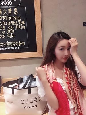 这件披肩太棒啦，真是旅行的完美搭配呀，非常开心自己旅行前做的这个决定，买来这条披肩带着，一路都很出彩，回头率超高呢，有了他照片都会提升很多效果，非常棒，披肩本身也特别漂亮，披在身上很舒服，又百搭，实物跟照片完全一样，没有色差，太满意了！非常喜欢这种棉麻料的围巾,手感好，带在身上也不容易皱，值得购买。太喜欢了，以后旅行前都要来你家买~
