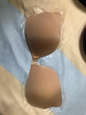 第二次在这买胸贴啦 胸贴不薄不厚刚刚好非常聚拢很贴合穿着也不会掉还试着跳了两下也没有掉，摸着软软的很舒服，买了肉色百搭 粘性很强根本不会掉 款型特别贴心的中间部分是有赠送焦点保护贴贴的没有黏性 尺码很准很衬托胸型！还在犹豫的亲们快下手吧啊啊啊超级实惠又好穿啊 卖家还在盒子里放了使用说明 简单易操作。你值得拥有嘻嘻，快递挺快的，服务态度也很好，东西质量，效果没得说，客服笑笑态度非常好，有问必答，服务态度棒棒哒！还带这么多东西值了，下次来买还回购，希望卖家生意兴隆！！！