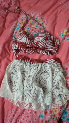 泳衣很好看，客服推荐尺码也很刚好！