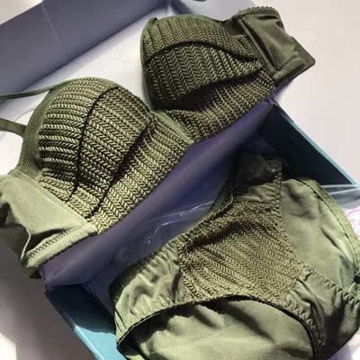 一直都想买的一款,果然和我意,真的超级舒服面料柔软很贴身,小胸也适合穿。 一直都想买的一款,果然和我意,真的超级舒服面料柔软很贴身,小胸也适合穿。