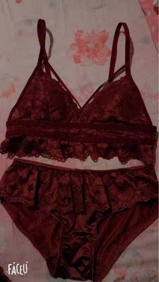 好看是好看的就是不聚拢 长时间穿的话可能会下垂。但还是无法抗拒对它的喜爱 太漂亮了 特别是内裤 手感一级棒