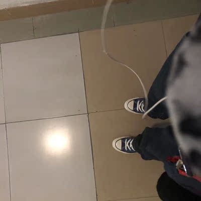 客服态度极好的，鞋子我也很满意，确实没有什么毛病可挑的，物流也还行，可以算的上很好的了。