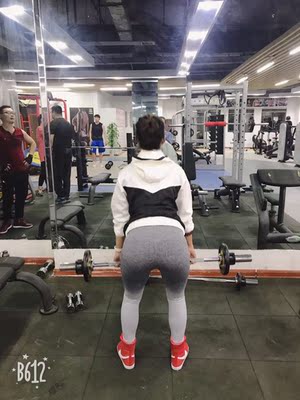 天气慢慢冷了，长裤必须得入手了，看到这款渐变色毫不犹豫的就拍下了，比较显身材，弹性很大，穿上舒适，即能包裹住肉肉，又没有勒的感觉，本人167/112斤，比较喜欢紧裹的感觉显瘦，裤子弹性大能拉很长，所以穿的S码，可以参考一下哦。