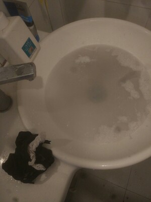 双11买发货非常快，新品样式也非常棒，就是掉色掉到怀疑人生，洗了4次才勉勉强强，洗完之后绳质量不好都开线了。和胖次单品的差距有点大。希望7了个3不要辜负大家的厚爱，及时道歉声明产品问题不要卖了，尽早找到合格高品质的供应商或者重新设计材质。镜头有点糊别在意，大冬天洗的手都冻僵了。伤心