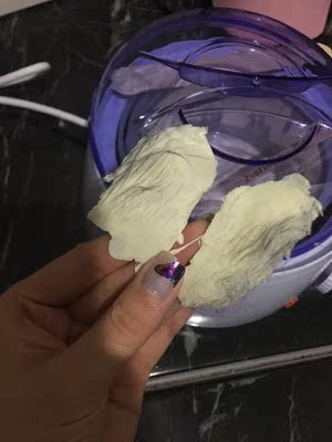 本人属于相对大多数朋友来说，毛发旺盛的那一类，从开始有独立审美意识开始就是不断的尝试和毛发做斗争，在长达十几年的奋斗里，总结了一点自己的观点和看法，希望可以帮上和我有一样困扰的小仙女，如果有错，希望留言告诉我，让我们大家一起往很好的自己前进。因为是宝贝评价，所以重点还是说硬蜡，我觉得自己买的挺成功的，脸部的脱毛很成功，本人没有什么胡子，主要是买来脱发际线和眉毛还有脸部绒毛的，效果很棒，图片是我洗澡洗脸后（没洗头）脱毛，脱后有点红，敷了一片冰过的面膜红就退下了，为了看的清楚就没有p了，素颜长得不是特别好看，大家别介意。身上也试了一下，可能我长期脱身体，效果是有的，但是因为没有什么毛所以太难拍了，就不做说明了，图片脱下来的位置就是太阳穴，忘记拍脱之前的近照了，请自行脑补。最后希望店主看到我，给个月度最佳。