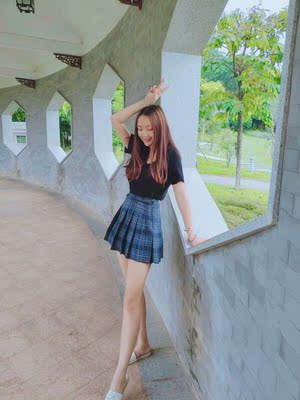 裙子收到，打开包裹没有异味，无色差，裙子面料结实的那种，质量满意。