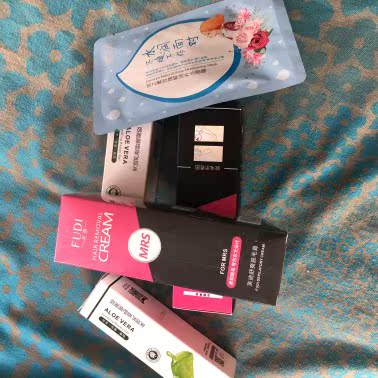 买的时候还在考虑会不会不好用，脱不下来，会不会过敏，报着试试的心态，没想到挺好用的，淡淡的香香的味道，不刺鼻，也没有过敏，没有不舒服，我先试用了腿上的一点，真的脱下来了，没有毛发的地方真干净，下次再试试腋下，会继续使用的，满意。