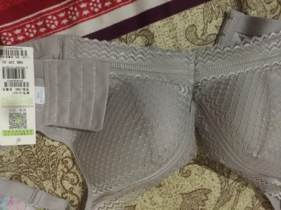 大家参考下图一型号，图2三件比较满意，穿上聚拢效果不错，收副乳效果可以。图3各方面效果一般，肩带略显单薄。图4黑色杯挺立体的，红色也不错，人有点懵，到货才知道买的38的，送老妈好了。图5还行。尺码都比较正，就是味道太刺鼻了，在网上买第一次遇到。