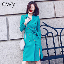 On official occasions women in the workplace wear lakes green double-button suit long-sleeved dress temperament coat and long coat