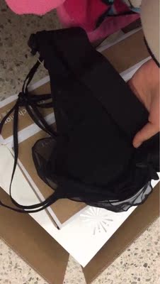 没之前买的包装精致了，而且挂的商标是不知名品牌，当然文胸很好看，但是包装真的太简陋了。不值这个价。