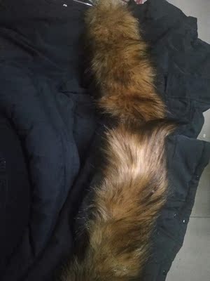 毛领根本就和图片上不一致，与帽子上的扣子位置也不一致，衣服穿上松松垮垮显胖。