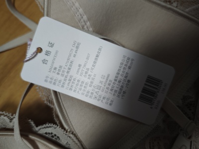 胸垫很薄。蕾丝还行，不会膈皮肤。颜色比照片里稍红一点。