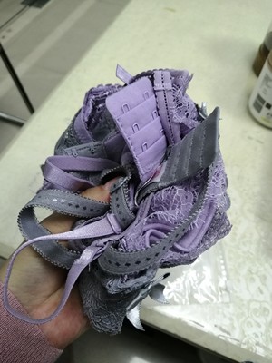 一直以来都喜欢穿薄的,拆开的时候还是有点担心,因为实在是太薄了,但是试了之后真的好舒服,仅仅是一片布而已,和没穿一样舒服。没穿的话胸部是自然下垂的,这个内衣很好的起到了舒适但不下垂的效果。洗的时候还有收纳的时候再也不用担心内衣变形这个问题了🤣。推荐购买。 一直以来都喜欢穿薄的,拆开的时候还是有点担心,因为实在是太薄了,但是试了之后真的好舒服,仅仅是一片布而已,和没穿一样舒服。没穿的话胸部是自然下垂的,这个内衣很好的起到了舒适但不下垂的效果。洗的时候还有收纳的时候再也不用担心内衣变形这个问题了🤣。推荐购买。