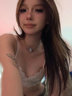 应该没有女孩子能拒绝蕾丝内衣吧！白色仙里仙气的，氛围感真的绝，轻薄的同时还不用担心凸点的情况~