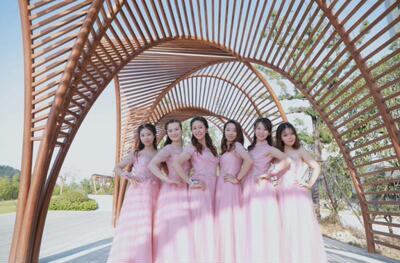 甩掉了平常被内衣勒住的不爽感觉，这下可以自由自在了，很轻盈，却是穿着不会觉得胸部下垂，挺拔效果好。特意蹦哒几下都没事 穿上露背装太有型了，材质很好，很喜欢，软软的。