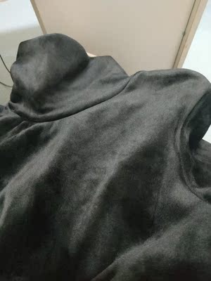 挺厚的。比图片款要厚一点。质量不错手感很滑。洗了微微脱色。不掉毛。挺保暖的