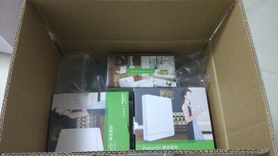 面板和插座收到了，型号和数量完全正确，一个不多一个不少。感觉施耐德的做工还是不错的。每个插座面板用塑料袋单独包装，不像西门子每个都有一个纸盒子。每个类型的插座和面板都拆开了一个来检查，开关面板的手感还是不错，取下来很方便，不需要专门的工具，以前用的面板需要一字改刀才能撬下来。希望插座面板内部不要有什么问题。