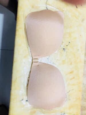 前两天照婚纱照，挺好用的，我本来拿来当一次性的，因为我以为经常撕下来就不粘了，结果不是，还是很粘，所以，我现在留着以后万一还可以用呢，呵呵。老板还送了精美收纳盒，防止压皱的 ，还有一对小圆棉，这个是焦点保护贴，防止乳头粘到胶面的，虽然都是小东西但感觉很用心 暖暖的 支持 以后有用还来这，保密发货，物流很快，当天购买当天发货，相当愉快的一次购物