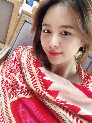 这家店的围巾都很好看，只一眼就选中了这条披肩。收到很满意，真的很喜欢。喜欢这个质感，比想象中还要好。围巾颜色很好看,和图片上一样的，面料是棉麻的，很柔软手感好，质量非常好，没有任何线头，性价比好高，太值了。而且超级上镜美美哒，旅游玩了一圈都找我要链接，满意满意。