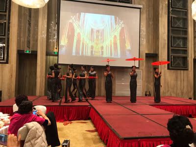 料有点薄，里布有弹力的，客服推荐的尺码很合适，拍了11套大小多不用修改，这旗袍弹力足随身材，我158、105斤选了𠃊很合适，长了直接包了一寸，好看不好看就看团体照😊