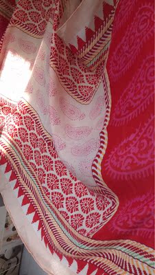 质量就这样咯，走线比较粗糙，懒得退了！手感柔软，面料滑滑的，就是有静电老贴衣服上。反正是带着旅游的，将就用用！商家图片整体偏橘色，实际是水红色。阳光下看比较好点。白炽灯下显得暗，颜色深。