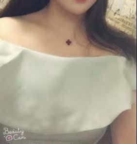 完美，这款胸贴深得我心，男票都惊了，原来我也能挤出深沟和挺拔的胸型，前天和男票出去玩就是穿了这款胸贴在身上，任由我怎么疯狂的玩耍不会掉不会脱落就是这么粘，粘性这样的居然还有人说用了不粘，都不知道是怎么弄的。