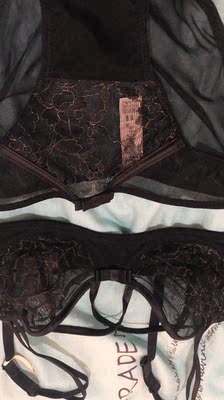 建议胸小的千万勿选   不然会显得更平 ，这款还可以  但是只适合大胸，因为真的真的不聚拢，没有任何支撑物