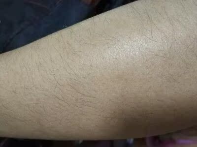 特意使用了一段时间才来评价的，抑毛效果很好，脱了以后毛发长得很慢！真的很意外，脱得超干净，超级值。气味无刺鼻，能闻到淡淡香味，涂上几分钟就搞定，一次就很干净，我汗毛蛮重的，用了身上无刺激感，冲洗干净过后凉凉的，很舒服，这款脱毛膏感觉不错而且价格也不贵也非常好用，下次还回来买