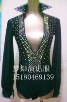 The mens Latin performances are in the mens Latin competition and the Latin dance suit blouses are performed.