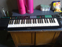 Yamaha PSR-12 Keyboard (1)