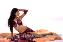 The new Egyptian belly dance is served with a simple gorgeous performance dress with sequin gold velvet material single shoulder hanging neck