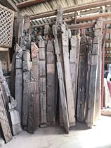 Yunnan Lijiang Panguwagang folk thrift village Solid wood old house beam beam Wood carving beam head carving beam