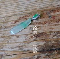 18K Platinum Emerald Focus Penguin Mounted with Detailed Material