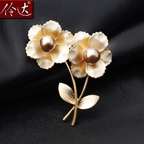 New brooch corsage European and American retro three-dimensional flower pin imitation pearl anti-light celebrity celebrity shawl clasp