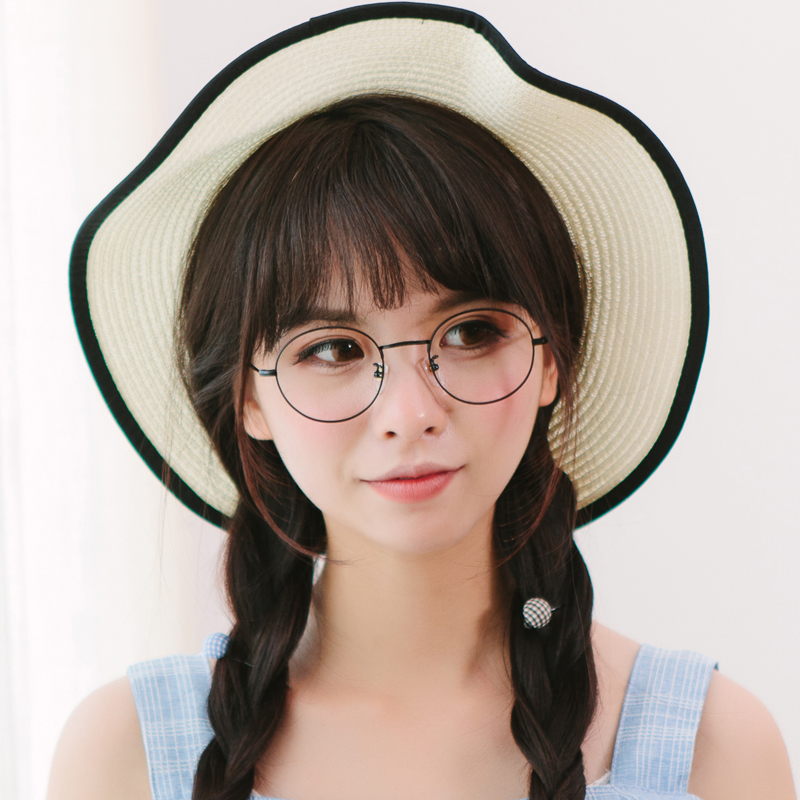 戴上圆框眼镜能让你更加时尚,灿烂.