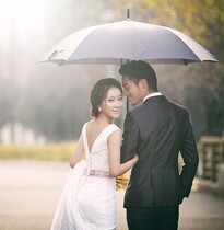 Photo studio wedding photography props black umbrella location photo Street Photo Fashion couple photo black umbrella travel props