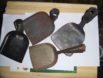 Handmade section of spatula is convenient and practical.