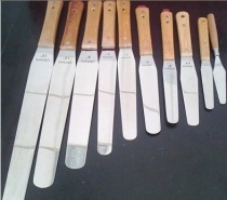 Stainless steel ink adjustment knife oil adjustment knife screen printing pad printing special with tail pry solid wood handle is stronger and durable