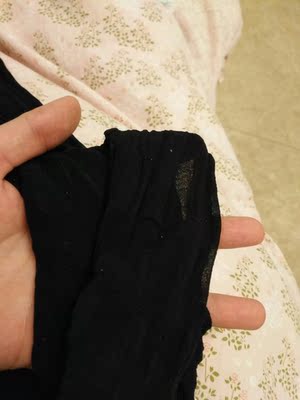 丝袜质量非常差，大小也不合适，还不给退货，非常差的一款丝袜，还起球，差评，差评，差评