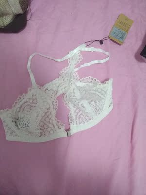 蕾丝的，确实挺薄，有没有型就靠自己了，舒适第一。