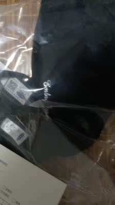 第一次在网上买内衣 但安莉芳的牌子我之前都在商场买的 这次对着之前买的内衣码子 在网上买了 敲好的刚刚好 真的不会下掉。。。。。这样可以开心穿露肩滴衣服了😄