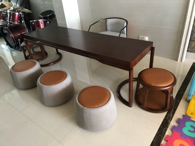 1.实物跟图片完全不是一个颜色 客服说是拍照色差 具体是不是色差 大家自己看照片吧。2.桌子不厚实 地下是空的 不是整块厚板 3.整体晃动感比较强 感觉支架会散 不小心碰到一下角都感觉会断。4.表面的油漆是那种哑光的封闭漆 比较厚 不像图片那样木头的纹路清晰。5.到底是不是进口白蜡木暂时不能确定 不过木头是实木。6.铁的那把椅子掉漆严重 不知道是物流原因还是什么原因，店家答应上门修补，不过暂时还没上门来。