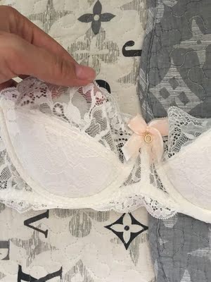 蕾丝面料，性感柔软。小清新带点性感。上身很舒服哦，感觉像没有穿内衣一样的大爱