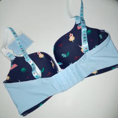 淘宝以来从没这样认真拍买家秀，真的，太好看了还有包装盒，款式炒鸡少女心呀，很薄是我想要的，开始觉得唯一不好的，就是杯有点硬，对比没其它的软，但向客服反馈，说是这样比较有型不易变形，想来也是，上身很舒服，很贴，客服态度也好，问完我就又下单了另一个款式黑色的，价格也很贴心啊，真心觉得比以前在实体店买的百元几百元的好得多，希望穿久点质量还是杠杠的，那以后就都在你家买啦，良心推荐，保证不是托，不过还有一点不太满意就是颜色看是好看，但穿浅色衣服会透，我搭的深衣服穿没事，哈哈，阻挡不了对它的喜欢