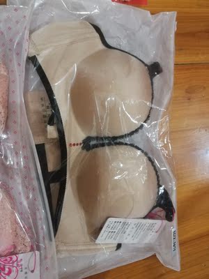 买了两件 留了这一件 聚拢效果不错 像我这样没胸的穿着都非常合适