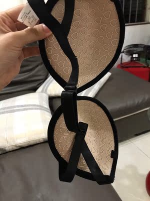 每次找这种无肩带的内衣都好烦，担心滑落又担心码数不够，这款内衣就刚刚好，穿起来很舒服