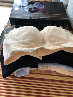 在淘宝上搜到这家店铺，进去看了一下，感觉不错，看了一下评论，也很不错呢，就加入了购物车，结果又去看了几件。这件也是买给我妈的，照片上这件可好看了，结果实物超出你的想象。618做活动的时候买的，三件8折，五件6折，很实惠啊，实体店一件都是要两百多这样子的，这些打完折差不多一件还没一百块啊。超级无敌实惠的。这家店头一次买的，以后会经常回购！