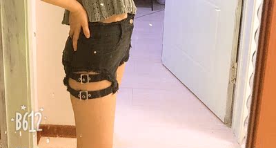 太短了 觉得太性感可以配个宽大白衬衫作外搭，幸亏买的是S，他家的码大一号，咨询客服也会跟你说明的。可能拿盐水泡了，洗了也没掉色。裤子弹性大，腰比较松，我162，104斤，胖了有小肚子，穿着正好。