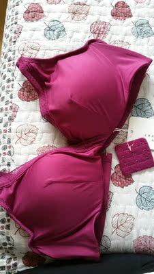 到货挺快，罩杯有点偏厚，穿着到是舒适，因为面料柔软，承托力稍弱，我以为不适合大胸妹妹，还好了，配了加长扣。对了，不应该是酒红色，稍有点紫，紫红色吧。包装和以往一样，不错。